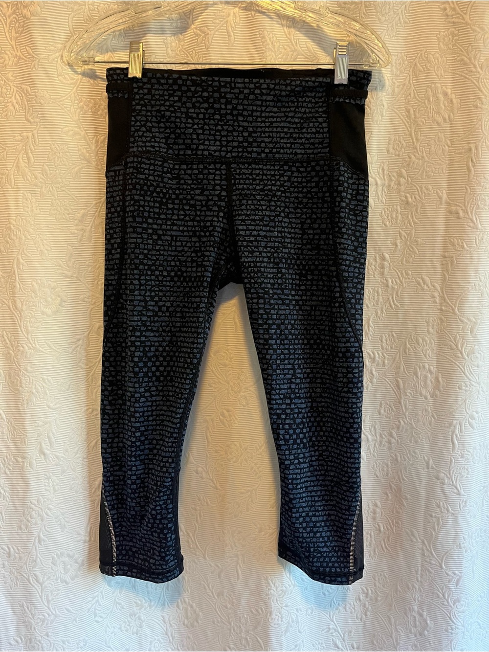 Lululemon Black and blue Patterned Active Capri Leggings size 6